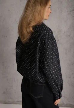 Granatowa Kurtka Przejściowa Bomber Jacket o Koszulowym Kroju z Bawełną w Groszki Erittese
