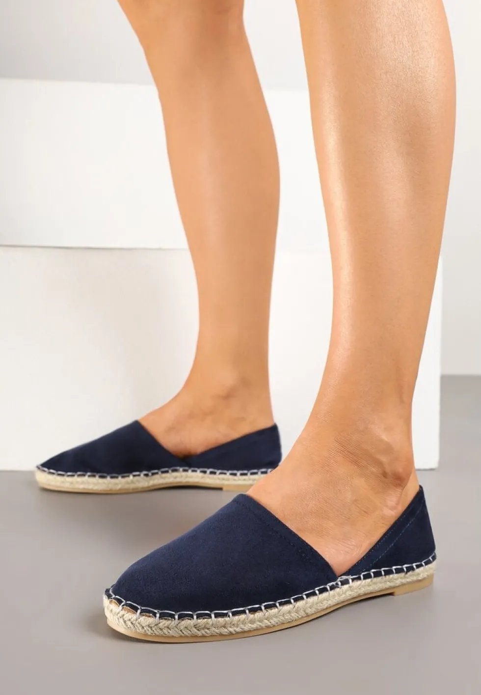 Granatowe Espadryle Ozdobione Wyciętą Cholewką i Plecionką Wommea