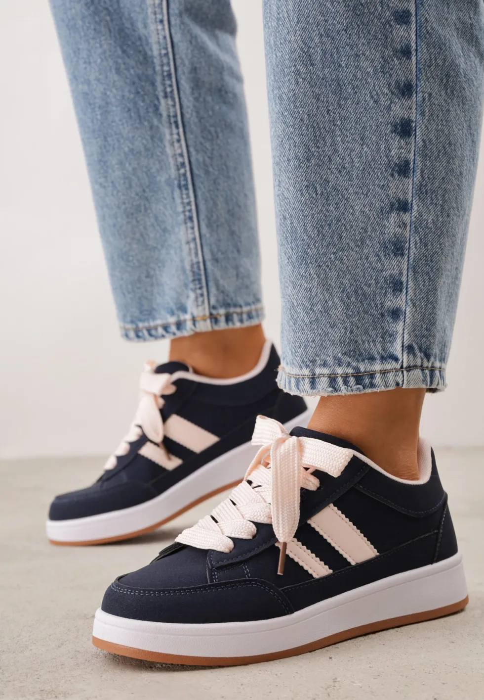 Granatowe Sneakersy Basic z Paskami na Boku Adila
