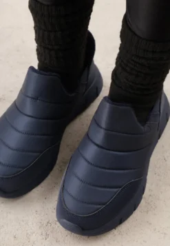 Granatowe Sneakersy Śniegowce na Platformie z Tłoczeniem i Pikowaną Cholewką Vermina