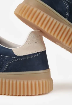 Granatowe Sneakersy Typu Tenisówki z Zamszu Naturalnego Ozdobione Paskami Tarinella