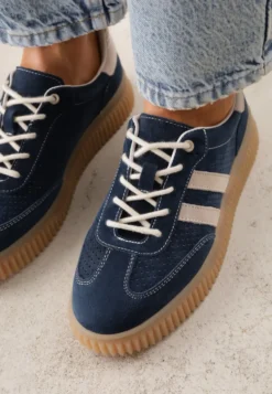 Granatowe Sneakersy Typu Tenisówki z Zamszu Naturalnego Ozdobione Paskami Tarinella