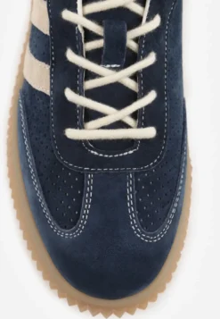 Granatowe Sneakersy Typu Tenisówki z Zamszu Naturalnego Ozdobione Paskami Tarinella