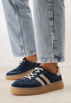 Granatowe Sneakersy Typu Tenisówki z Zamszu Naturalnego Ozdobione Paskami Tarinella