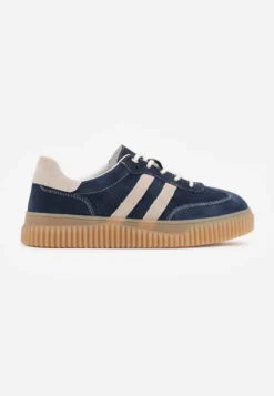 Granatowe Sneakersy Typu Tenisówki z Zamszu Naturalnego Ozdobione Paskami Tarinella
