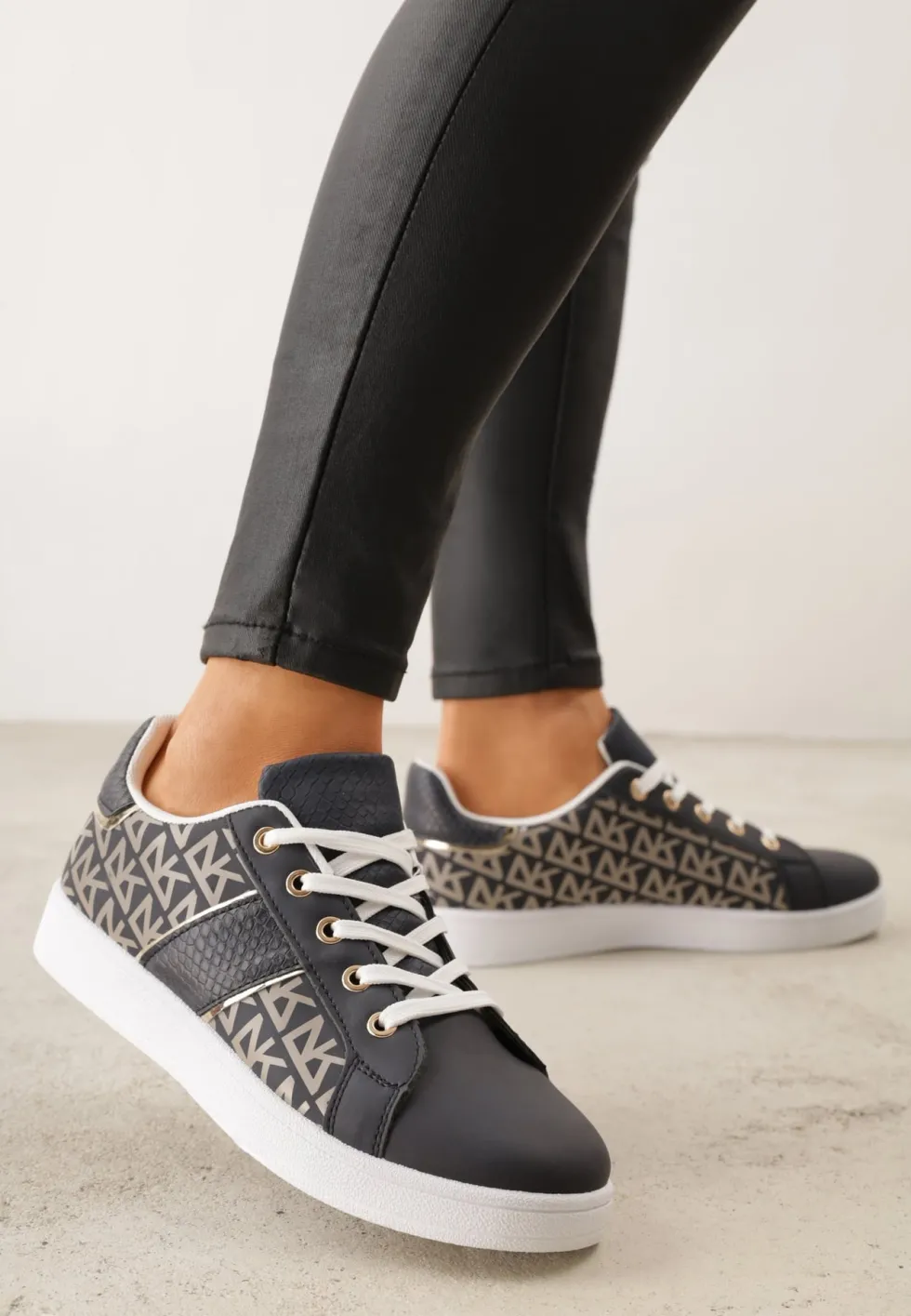 Granatowe Sneakersy z Printem Casica