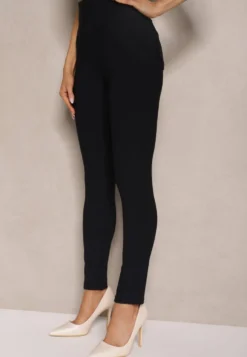 Granatowe Spodnie o Fasonie Skinny z Gumką w Pasie i Kieszeniami Rizeena
