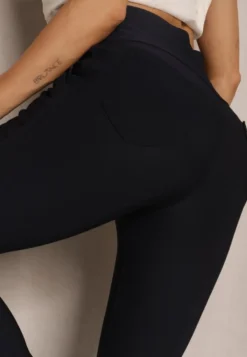 Granatowe Spodnie o Fasonie Skinny z Gumką w Pasie i Kieszeniami Rizeena