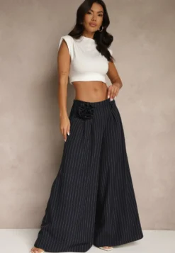 Granatowe Spodnie Palazzo High Waist Ozdobione Broszką Kwiatem Folassea