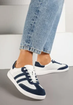 Granatowo-Białe Sznurowane Skórzane Sneakersy na Płaskiej Podeszwie z Paskami i Perforacją Enelis