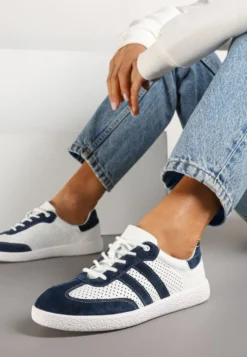 Granatowo-Białe Sznurowane Skórzane Sneakersy na Płaskiej Podeszwie z Paskami i Perforacją Enelis