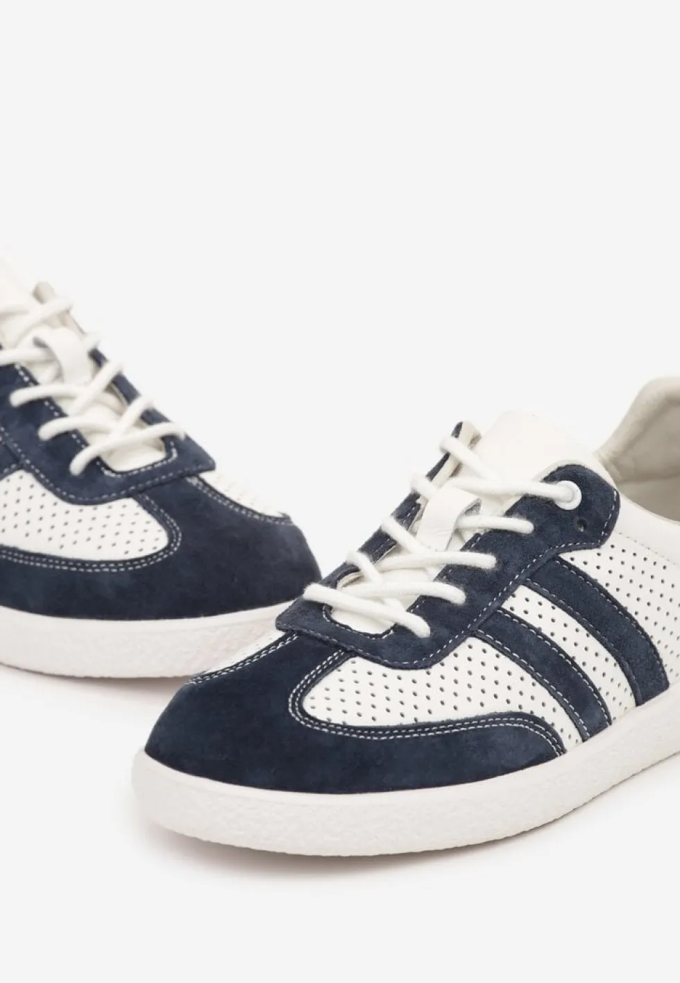 Granatowo-Białe Sznurowane Skórzane Sneakersy na Płaskiej Podeszwie z Paskami i Perforacją Enelis