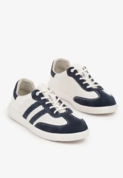 Granatowo-Białe Sznurowane Skórzane Sneakersy na Płaskiej Podeszwie z Paskami i Perforacją Enelis
