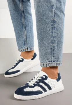 Granatowo-Białe Sznurowane Skórzane Sneakersy na Płaskiej Podeszwie z Paskami i Perforacją Enelis