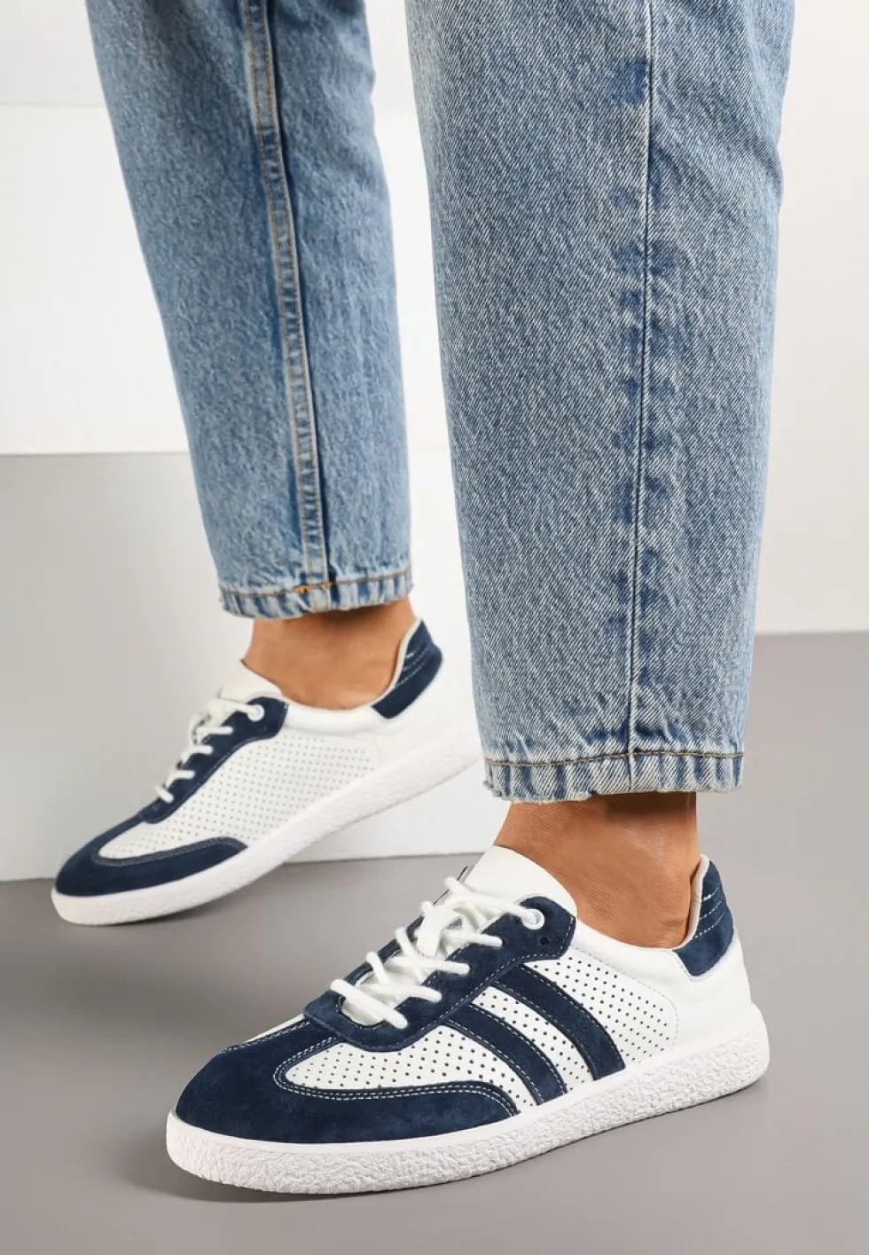 Granatowo-Białe Sznurowane Skórzane Sneakersy na Płaskiej Podeszwie z Paskami i Perforacją Enelis