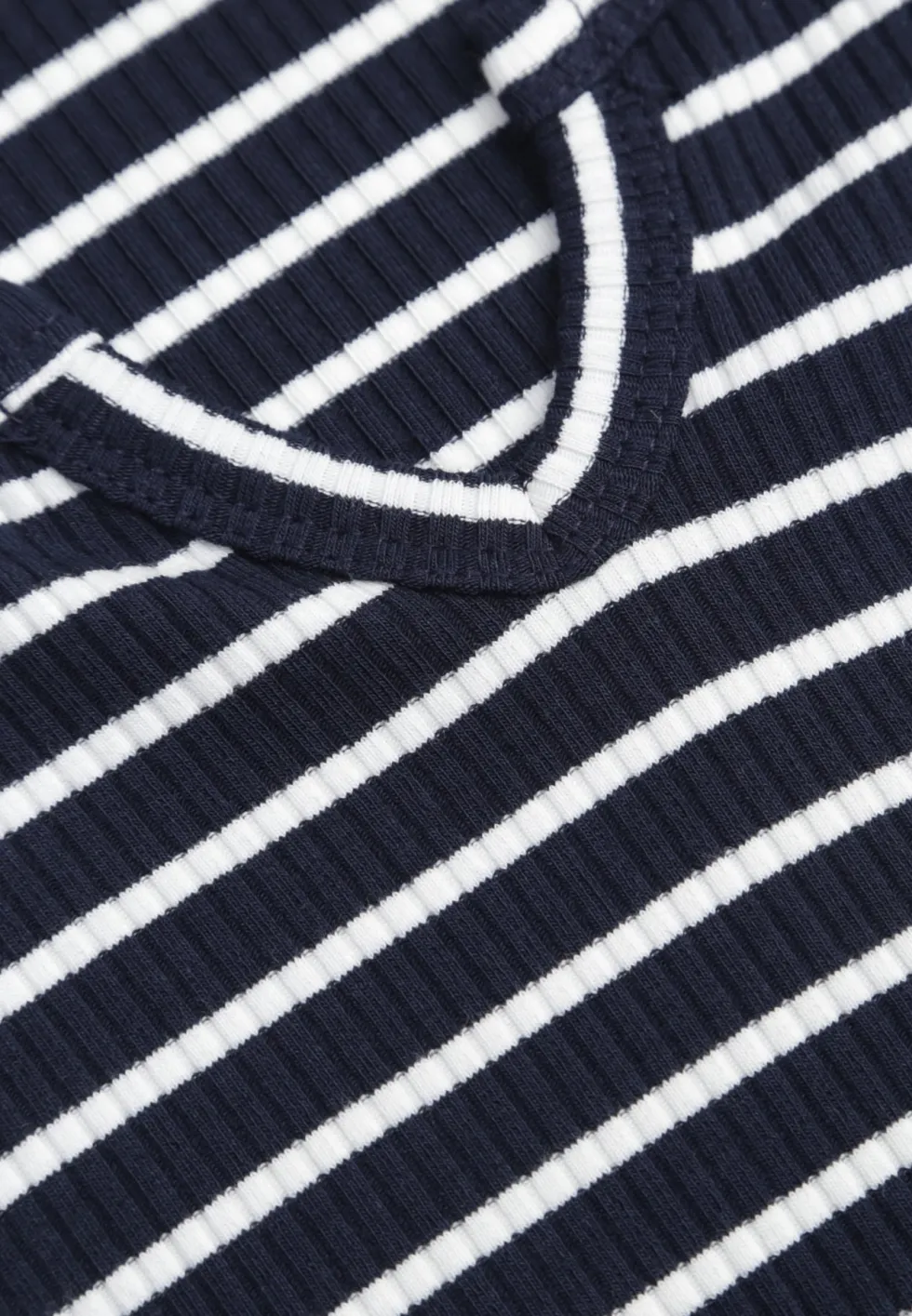 Granatowy Crop Top Bawełny z Prążkowanej Dzianiny w Paski Ozdobiony Wycięciem Ionilla