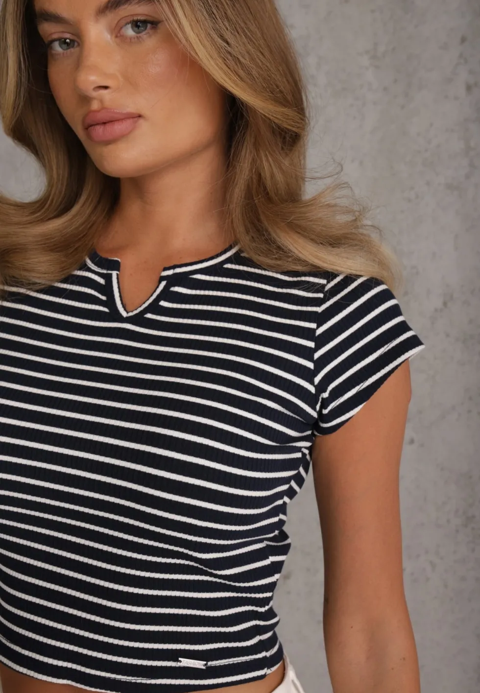Granatowy Crop Top Bawełny z Prążkowanej Dzianiny w Paski Ozdobiony Wycięciem Ionilla