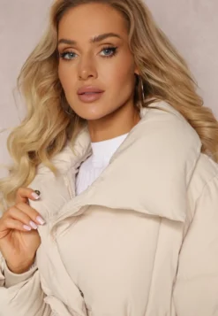 Jasnobeżowa Pikowana Kurtka z Paskiem w Talii i Szerokim Kołnierzem Fusteni