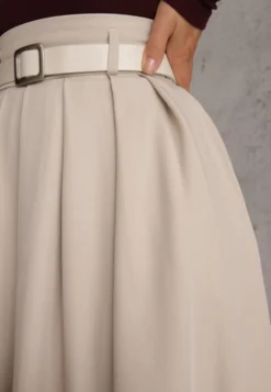 Jasnobeżowa Rozkloszowana Spódnica w Stylu Preppy z Szerokimi Plisami i Paskiem Awhisa