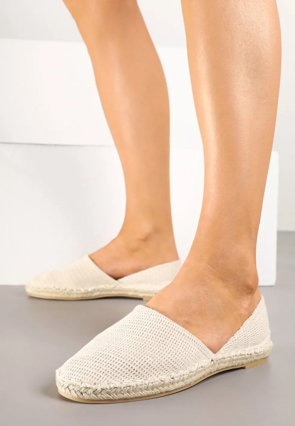 Jasnobeżowe Espadryle Ozdobione Wyciętą Cholewką i Plecionką Wommea