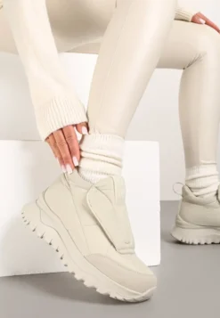 Jasnobeżowe Pikowane Sneakersy na Platformie Ozdobione Napisem Resilie