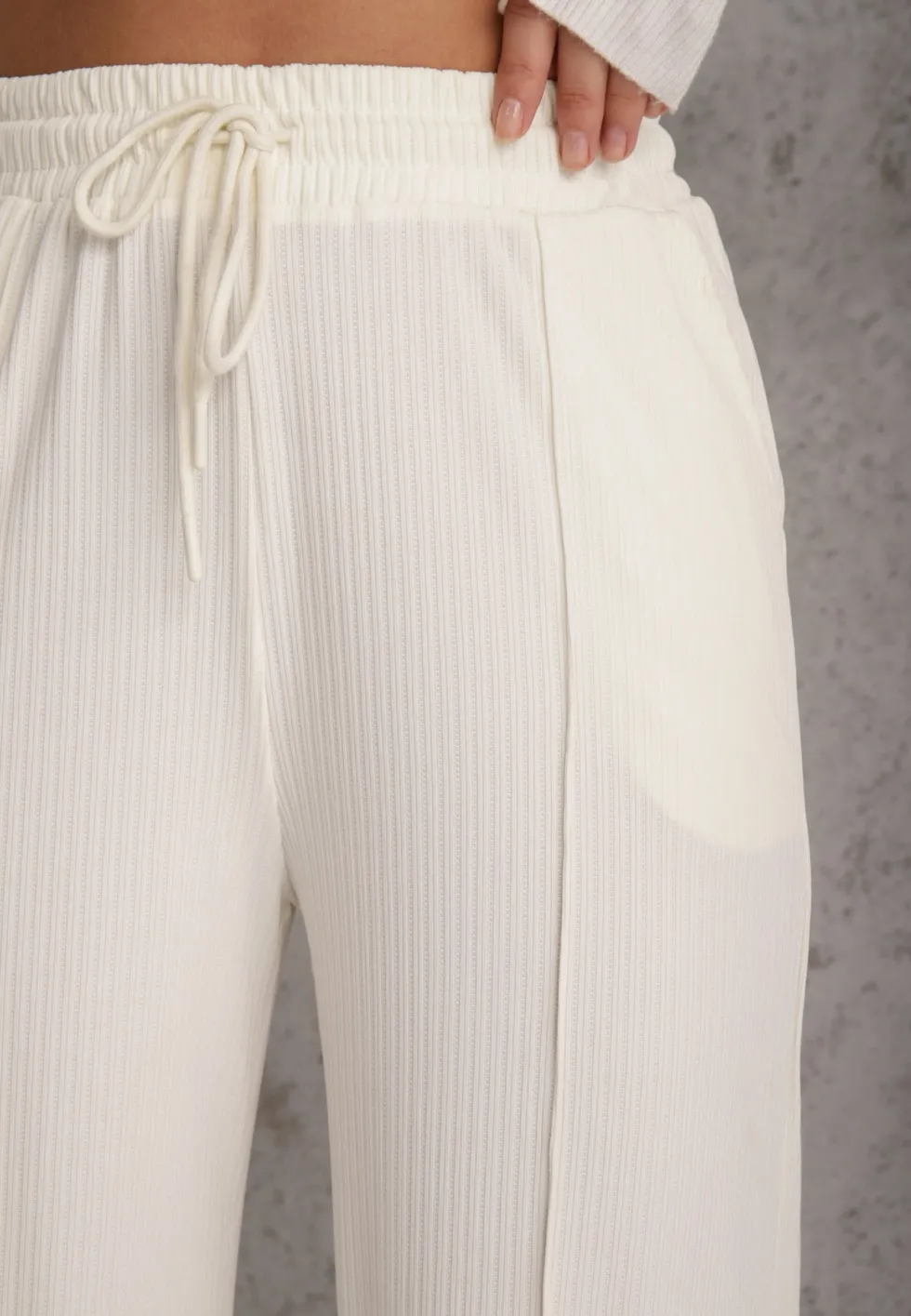 Jasnobeżowe Prążkowane Spodnie High Waist z Szerokimi Nogawkami Ginorria