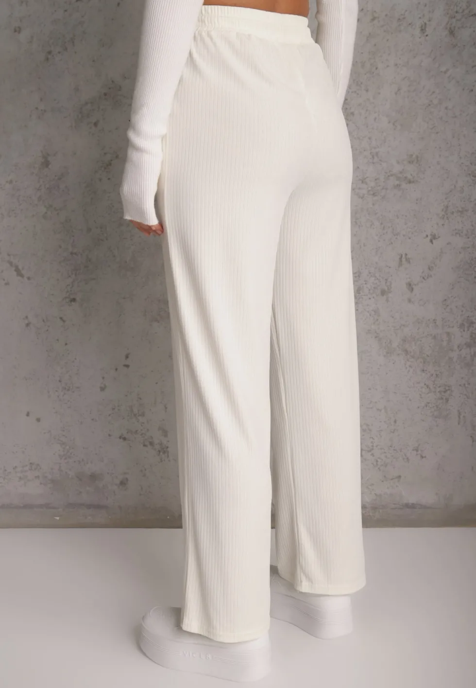 Jasnobeżowe Prążkowane Spodnie High Waist z Szerokimi Nogawkami Ginorria