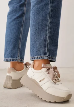 Jasnobeżowe Sneakersy na Platformie z Naturalnego Zamszu z Geometrycznym Wzorem i Napisem Latalissa