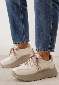 Jasnobeżowe Sneakersy na Platformie z Naturalnego Zamszu z Geometrycznym Wzorem i Napisem Latalissa
