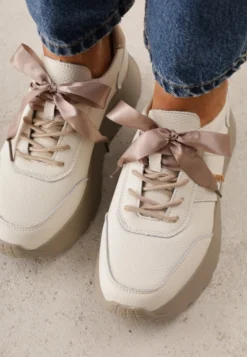 Jasnobeżowe Sneakersy na Platformie z Naturalnego Zamszu z Geometrycznym Wzorem i Napisem Latalissa