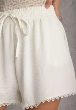 Jasnobeżowe Szorty High Waist z Wiskozą i Bawełną Ozdobione Koronką i Gumką w Pasie Tadea
