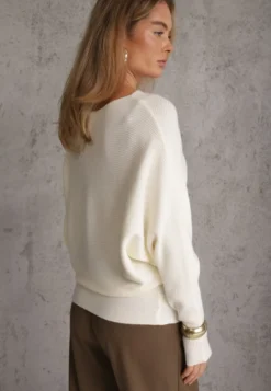 Jasnobeżowy Basic Sweter Nietoperz z Wiskozą Rosanel