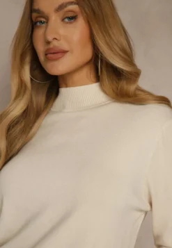 Jasnobeżowy Casualowy Sweter z Półgolfem w Minimalistycznym Stylu Seorienne