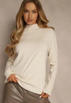 Jasnobeżowy Casualowy Sweter z Półgolfem w Minimalistycznym Stylu Seorienne