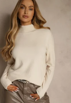 Jasnobeżowy Casualowy Sweter z Półgolfem w Minimalistycznym Stylu Seorienne