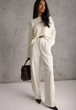 Jasnobeżowy Sweter Oversize z Bawełną i Wełną Typu Basic Oseani