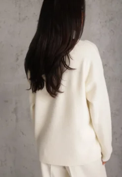 Jasnobeżowy Sweter Oversize z Bawełną i Wełną Typu Basic Oseani
