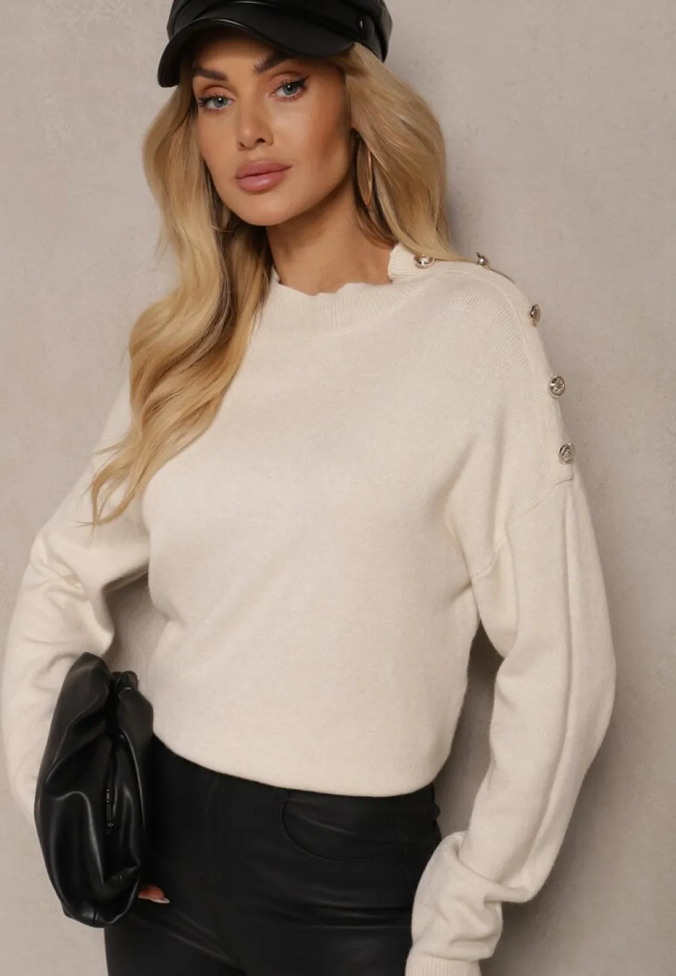 Jasnobeżowy Sweter Półgolf z Modalem i Wiskozą Ozdobiony Guzikami Setannia