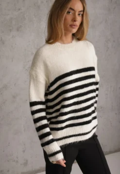 Jasnobeżowy Sweter Zimowy w Paski z Wełną Oversize Feoriada