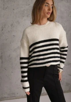 Jasnobeżowy Sweter Zimowy w Paski z Wełną Oversize Feoriada