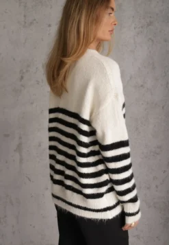 Jasnobeżowy Sweter Zimowy w Paski z Wełną Oversize Feoriada