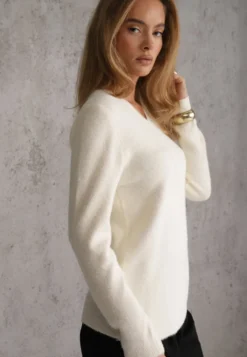 Jasnobeżowy Sweter z Wełną w Minimalistycznym Stylu Joslina