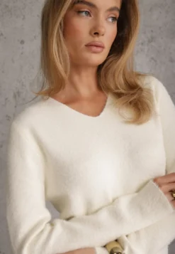 Jasnobeżowy Sweter z Wełną w Minimalistycznym Stylu Joslina