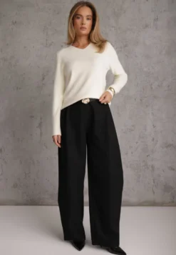 Jasnobeżowy Sweter z Wełną w Minimalistycznym Stylu Joslina