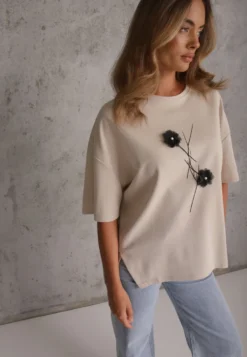 Jasnobeżowy Wiskozowy T-shirt Ozdobiony Kwiatami i Perełkami Muvine