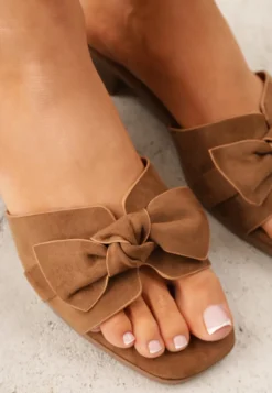 Jasnobrązowe Klapki VICES na Niskim Słupku z Ozdobną Kokardą z Imitacji Zamszu Mole