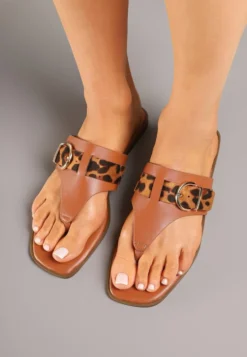 Jasnobrązowe Klapki z Ozdobną Klamerką i Wstawkami Animal Print Savicelle