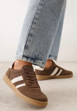 Jasnobrązowe Sneakersy Typu Tenisówki Ozdobione Paskami po Bokach Fefia