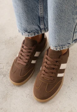 Jasnobrązowe Sneakersy Typu Tenisówki Ozdobione Paskami po Bokach Fefia