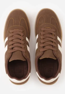 Jasnobrązowe Sneakersy Typu Tenisówki Ozdobione Paskami po Bokach Fefia